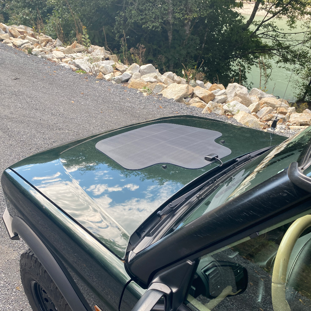 Cascadia 4x4 VSS hood solar panel on the hood/bonnet of a land rover discovery 1 or 2, green vehicle