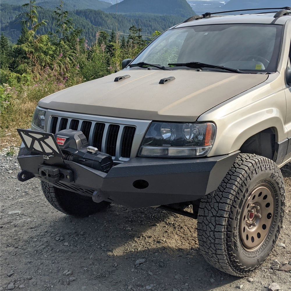 The Cascadia 4x4 Flipster V3 winch license plate mounting system on a Jeep WJ, with a Factor55 Flatlink. 